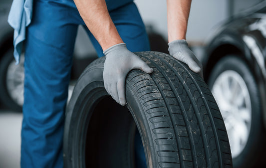 ¿Qué es y para qué sirve la banda de rodadura del neumático de tu auto?